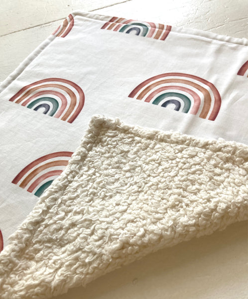 DeLuxe Lovey Kuscheltuch - REGENBOGEN UEBERALL
