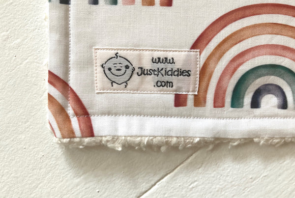 DeLuxe Lovey Kuscheltuch - REGENBOGEN UEBERALL
