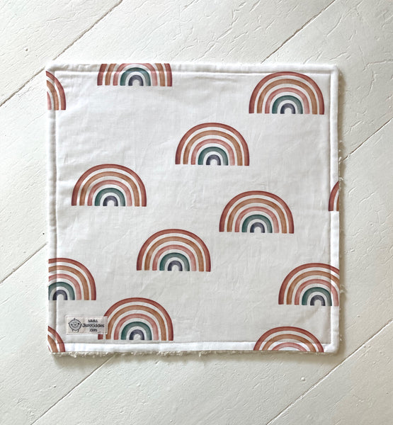 DeLuxe Lovey Kuscheltuch - REGENBOGEN UEBERALL